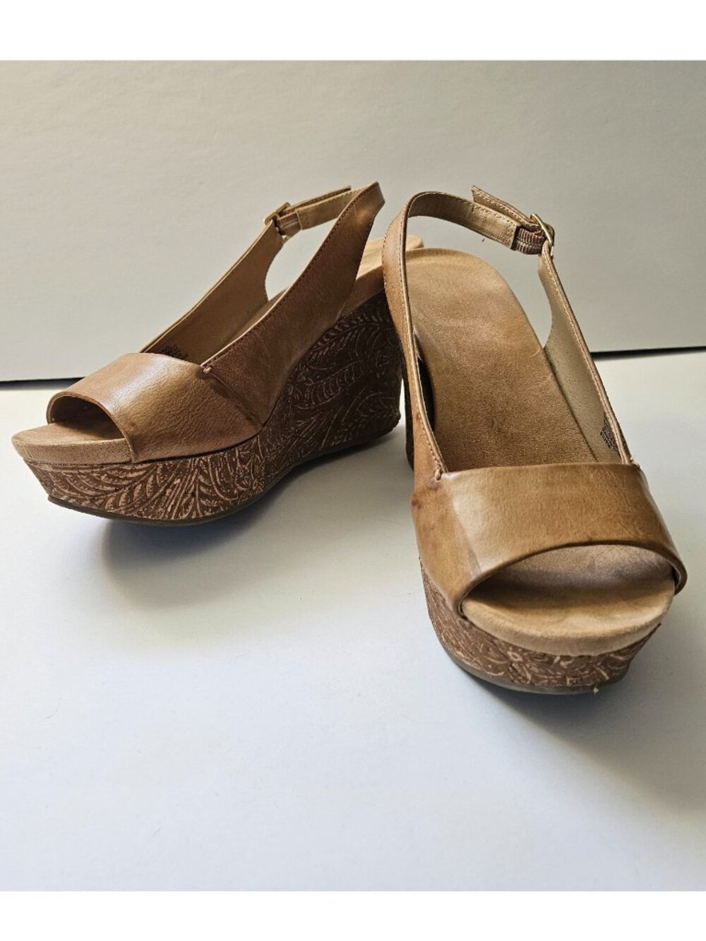 Women 7 1/2 Kenneth Cole Reaction 7 Pole- Arize Cognac emboss floral cork wedge - Picture 3 of 12